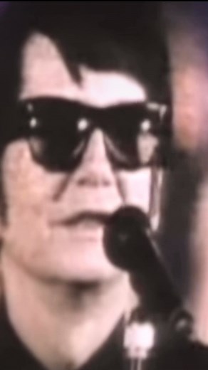 🎤 In Jan 1989, the world heard Roy Orbison’s final gift — ‘You Got It’ 💫. Written with Jeff Lynne & Tom Petty 🎸 while working with their supergroup The Traveling Wilburys 🚂, it mixed Orbison’s legendary soaring voice 🌌 with a sleek late-’80s pop-rock vibe 🎶. 💔 Tragically, Roy died from a heart attack at just 52 — six weeks before release. 🌍 It became his first Top 10 hit in over 20 years, charting worldwide. 📀 On his last album Mystery Girl, the track was recorded in just one take 🎙 — 