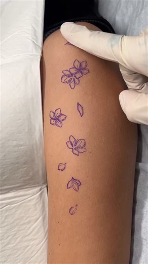 김정민 on Instagram: "🌸 . . . . #finelinetattoo #tinytattoo #japantattoo #tokyotattoo #タトゥー #入れ墨 #ミニタトゥー #tattoo #ワンポイントタトゥー #タトゥーデザイン"