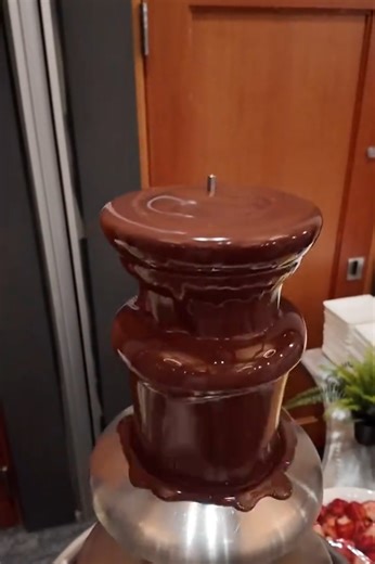 Chocolate fountain explained: Flowing chocolate texture and dessert experience