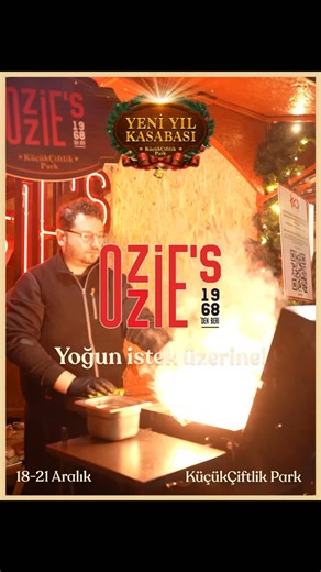 Ozzie’s Uykuluklu Kokoreç Food Truck on Instagram: "🎄 Geri döndük çünkü siz istediniz! 🎄 Geçtiğimiz haftalarda KüçükÇiftlik Park Yeni Yıl Kasabası’nda konserler coştu, kokoreç tükendi, kalpler fethedildi ❤️🔥 Şimdi yoğun talep üzerine 👉 Perşembe • Cuma • Cumartesi • Pazar 👉 yeni konserler, yeni etkinlikler, aynı efsane lezzet ile YENİDEN ORADAYIZ! Izgarada cızırdayan kokoreç, sahnedeki müzik, ışıklar, kalabalık, yılbaşı ruhu… 📍 İstanbul’un kalbinde, KüçükÇiftlik Park’ta buluşuyoruz. ❗ Uyarı