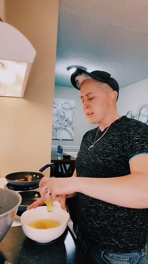 Crackin eggs and makin bacon 🤗 #breakfast #eggs #lukecombs #foreverafterall #morningroutine