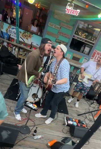 When the audience joins 🤟🏼🤟🏼😜😜 #Desertbloom #livemusic #puro956 #southpadreisland #icantgetnosatisfaction