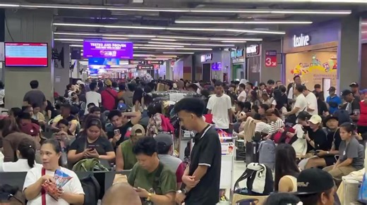 WATCH: Here is the current situation at PITX. According to the latest data from the terminal in Parañaque City, there are more than 140,000 passengers as of 5 p.m. on Sunday, December 21. | via Arnel Tacson, INQUIRER.net READ RELATED STORY: https://inqnews.net/Over100kPassengersPITX | INQUIRER.net