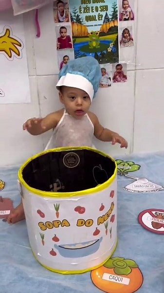 Os bebês participaram da preparação da Sopa do Neném, vivenciando uma experiência significativa que estimulou a autonomia e a curiosidade. Em seguida, puderam saborear essa deliciosa sopa, fortalecendo hábitos alimentares saudáveis de forma lúdica e prazerosa.