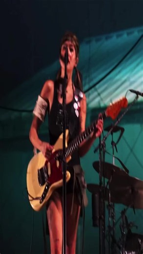 Beabadoobee - Write Me a Letter (Live on Pylon Tour)