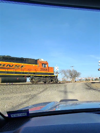 the local train doesn't mess around, its ready to be home ha #bnsf #fyp #lubbock #railfan