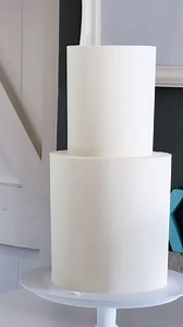 32K views · 186 reactions | LETS DECORATE THIS CAKE Here’s a cake from blank canvas to finished all in one minute! This one was from last year and has a lovely winter vibe with decor all done using buttercream ❄️ Rachel x . . . #christmas #christmascakes #cakedesigner #cupcakes #christmascupcakes #cakeideas #cupcakeideas #buttercream #floralcakes #buttercreamcakes #cakeclasses #cakedecorating #buttercreamweddingcake #weddingcake | Rachelle's | Facebook