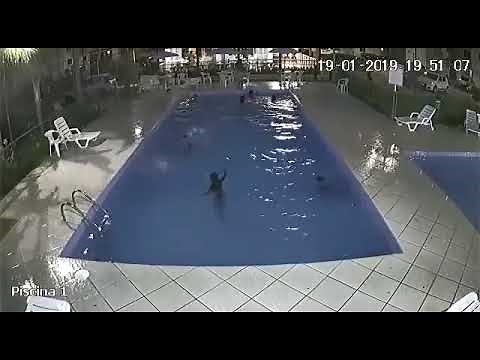 Vídeo mostra criança quase se afogando em piscina de condomínio