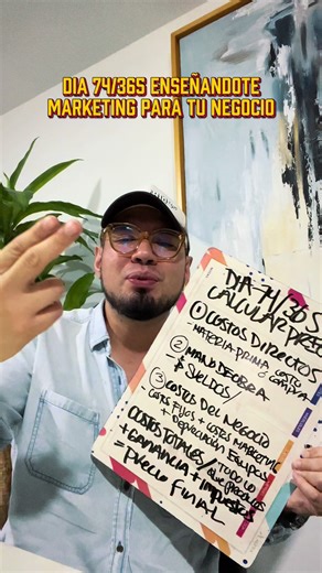 Dia 74/365 enseñandote marketing para tu negocio. ¿Como cslcular los precios de tus productos y servicios cottectamente? Aprende cómo calcular el precio correcto para no perder dinero. Tu precio debe cubrir: Costos directos (materiales o compra) Mano de obra Gastos del negocio Operación Cargos y comisiones Ganancia Impuestos Si no incluyes todo… puedes vender mucho y aun así no ganar. El precio correcto no se basa en la competencia. Se basa en tus números. Guardar este video puede salvar tu nego