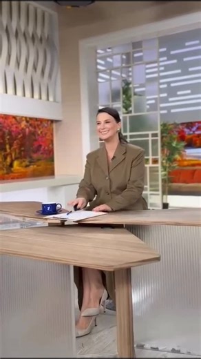 Екатерина Стриженова on Instagram: "А-ууууу, всем кто открыл глазки - доброе утро! Начался новый осенний день - бодрого вам настроения и удачных дел! #доброеутро @dobroeutro1tv Makeup&hair @asika_muah Dress @victoriaandreyanova"