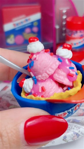 Miniverse Make It Mini Treats “Bazooka Bubble Gum Ice Cream” 💓 The details for this mini is absolutely perfect. #miniverse #makeitmini #miniversetreats #miniature #BAZOOKA Miniverse | Dee forever minis
