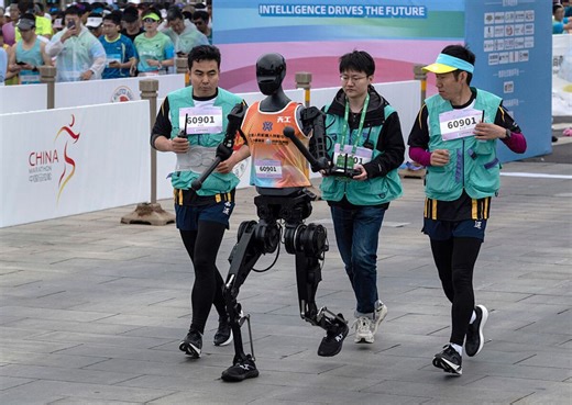 人型ロボット初参加のハーフマラソン、完走わずか４体－北京で開催