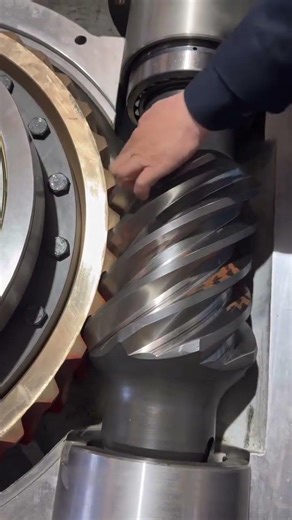 the process of connecting screws to bronze gears#shorts
