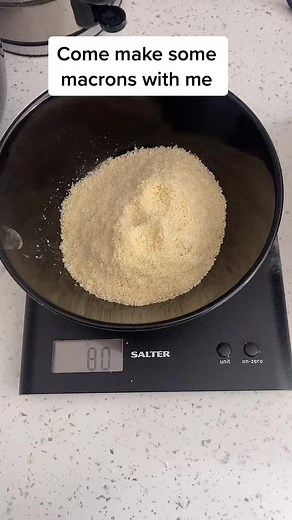 How I make macrons ( definitely not professional standard yet but I’m learning) so don’t come for me 😂😂#macrons #cakedecorating #smallbusiness #SixNationsRugby