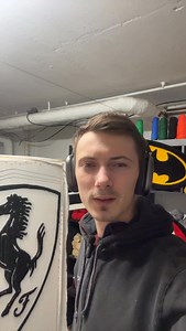 Tapis Ferrari en tufting 🐎🔥 Il y a une anomalie connue sur ce logo… vous la voyez ? 👀👇 #tufting #tuftingtapis #tapispersonnalisé #ferrari #logo #artisantapis #faitmain #handmade #customrug #rugtufting #tiktokfr #pourtoi #fyp | Therugone1