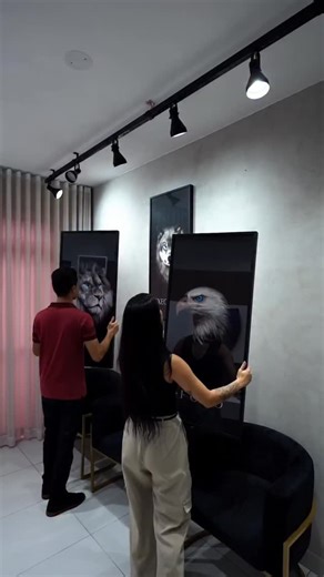 FACT || KNOWLEDGE || MOTIVATION on Instagram: "1997년 개봉한 영화 Titanic은 잭과 로즈의 운명적인 사랑을 통해 비극 속에서도 오래 남는 감정의 깊이를 보여주는 작품입니다. 화려한 연출보다 인물의 감정에 더 집중한 제임스 카메론 감독의 스타일은 지금 다시 봐도 묘하게 가슴을 울리죠. 배가 침몰하는 장면이 아닌, 두 사람이 서로를 바라보던 순간들이 더 강하게 기억에 남는 영화이기도 합니다. 이 감정을 완성해주는 곡이 바로 셀린 디온의 **"My Heart Will Go On"**입니다. 처음 들으면 잔잔한데, 어느 순간 자연스럽게 가슴이 벅차오르는 느낌을 줍니다. 특히 후반부의 고조되는 보컬은 영화 속 잭과 로즈의 마지막 장면과 겹쳐지면서 괜히 마음이 서늘해지기도 하고요. 많은 분들이 “이 노래가 나오면 왜 그 장면이 자동으로 떠오르는지 모르겠다”고 말하는데, 그만큼 영화와 음악이 자연스럽게 얽혀 있는 곡입니다. 1998년 아카데미 주제가상