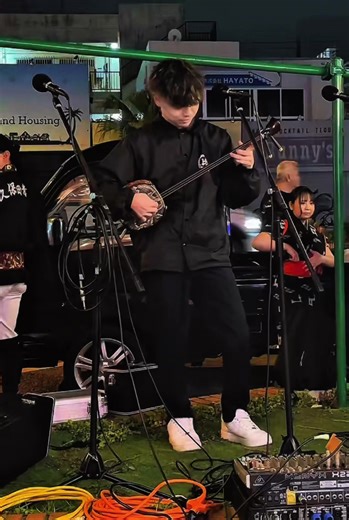 @エイサーのじゅんたん🏝️ さんのライブ配信で@久保田青年会 の会長さんが演舞前に「島や唄遊び」弾いていました。 #久保田青年会 #沖縄