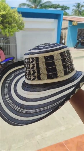 #NuestraCultura 🤠| ¡Feliz Día del Sombrero Vueltiao! Hoy celebramos una de las piezas más icónicas de la cultura colombiana, el sombrero vueltiao. Este símbolo de tradición y artesanía, hecho a mano con palma de caña flecha, es mucho más que un accesorio; representa la historia, la identidad y la riqueza cultural de Tuchín y de Colombia. Celebremos juntos la belleza y el valor de nuestras raíces. ¡Viva el sombrero vueltiao, viva Tuchín y viva Colombia! #diadelsombrerovueltiao | Postales De San