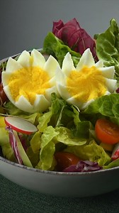 89K views · 102 reactions | Hier ein toller Tipp, wenn du deine Eier etwas spektakurärer anrichten möchtest 讀 #Leckerschmecker #Eier #foodie #Art #hack ‍ Zum Rezept: www.leckerschmecker.me/eier-zubereiten/63743511237429 | Leckerschmecker | Facebook