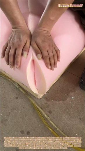 un ouvrier façonnant et ajustant des coussins en mousse pour la fabrication d'un canapé