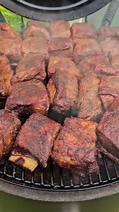 On Fridays, we fill it up👆 Anyone else getting the Pit Boss filled up this weekend? 🎥: @smokeyredsbbq #pitbossgrills #bbq #charcoalgrilling #barrelsmoker | Pit Boss Grills