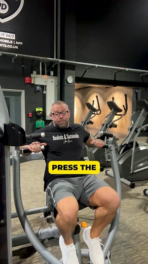 💥 Ready to power up your chest press machine game? Small tweaks in angle, grip, and control can completely change how your chest activates. Train smarter, not just heavier 💪 | Alex Beevis