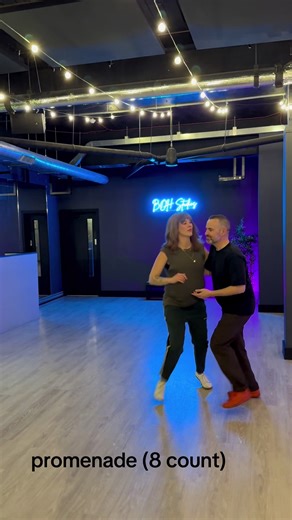 Yesterday’s beginner class: we practised combining 6-count and 8-count moves. (These sorts of formalised moves are useful scaffolding to help you learn, but ultimately… it all comes down to 2-count chunks, giving you endless possibilities.) 🎶 Jive At Five, Count Basie For info about upcoming classes, send us a message! #lindyhop #lindyhoppers #swingdance #learntodance #jazzmusic