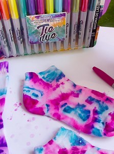 Sharpie Tie dye te impulsa a mostrar tu lado más original.罹✨ Pon a prueba tu ingenio y haz de tus calcetines una declaración de estilo. #sharpie #tiedye #Calcetas #calcetines #original #creatividad #estilo | Sharpie | Facebook