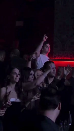 Κίμπερλι με Μαριάνα Λάτση στα μπουζούκια