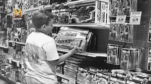 Hasbro tomó una decisión estratégica crucial al viajar a Tokio en busca de nuevas ideas. El viaje marcó un punto de inflexión, ya que fue en Japón donde Hasbro descubrió los robots transformables que cambiarían para siempre el mundo de los juguetes. 📺 Todo esto y más en tu pantalla de History #GigantesDeLosJuguetes | HISTORY