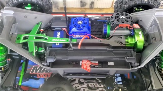 18 reactions | Under the hood of the Traxxas Maxx Ultimate Edition! #traxxas #traxxasmaxx #RC #edsrc #bashing You can always check this truck out using the link below! https://www.edsrc.com/products/traxxas-maxx-ultimate-blue?_pos=1&_psq=maxx+ulti&_ss=e&_v=1.0 | Adam Curry | Facebook