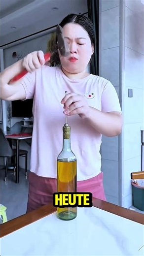 Genius Trick Opens Bottle Without Spilling 🤯🥤