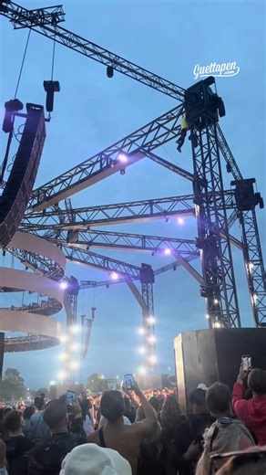 Un nouvel inconscient a grimpé en haut de l'une des stages de Creamfields 2025 😡 | Guettapen