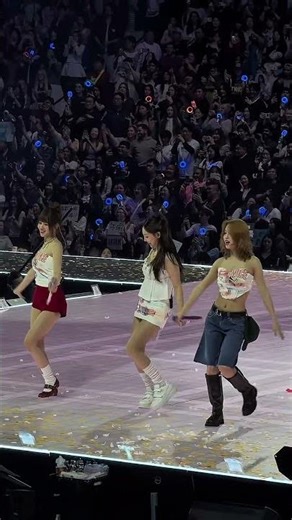 TWICE making the crowd smile with “Cheer Up” #twice #thisisfor #kpop #concert