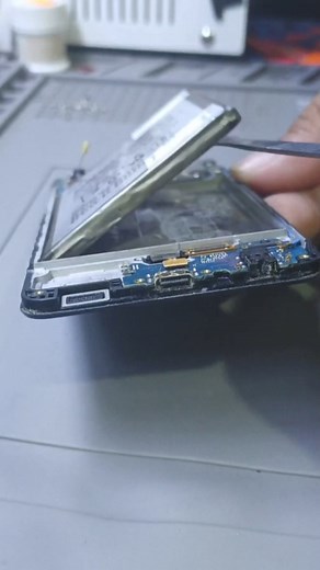 Easy method to remove a battery on Samsung A32 #basic #reels #tipsandtricks #Samsung | AsthmaTech TV
