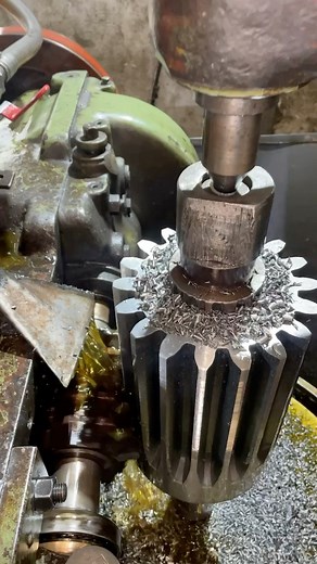 Module-2.5 DP Teeth-18 Pinion Cutting #viral #machine #gearcutting #gearbox | Gear And Gearbox 3700