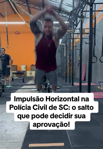 No Teste de Aptidão Física (TAF) da Polícia Civil de Santa Catarina, um dos exercícios eliminatórios é a impulsão horizontal — um salto para frente que mede a potência e explosão das suas pernas, capacidades essenciais para quem deseja atuar na investigação policial.