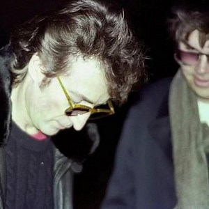 5.1M views · 24K reactions | "Do you want anything else?" He asked him to sign the album, and Lennon agreed without any problem. Hours later, Mark David Chapman crossed paths with the musician again and finished him off in the middle of a public street. Subscribe for more https://bit.ly/yt-upsoclicons | Icons + | Facebook