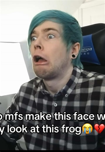 Never look into this frogs eyes idk #dantdm #burger #frog #rickandmorty #viral