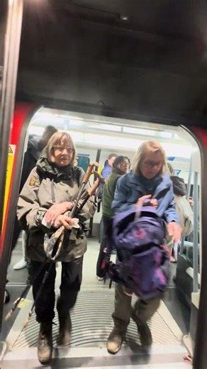 Jubilee line train arriving at Waterloo doors opening #train #railtrack #trainspotting #railway