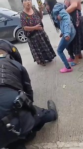 1.1M views · 7.2K reactions | Se dirigía a compras su maíz y lo detuvieron violentamente agentes de la PNC en Carcha. Minutos antes indican personas que paso topando un bus con su moto a la cual no le sucedió nada, a estacionarse se conducía para solucionar el tema cuando lo capturan violentamente. | Noti Imperial | Facebook