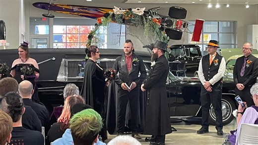 Happy Hallo-wedding: Couple ties knot in spooky-themed ceremony in Green Bay