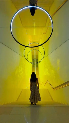 如果要選一間韓國美術館一定要來這裡 📍首爾。三星美術館 Leeum Museum of Art Seoul , Leeum Museum of Art - 位在漢南洞商圈內 五層樓規模的館內有三個展覽廳 周邊商品店以及Camel咖啡廳入駐 展覽廳分M1, M2, M3 M1是免費參觀常設展覽廳 主題是傳統韓國的工藝作品 出自之前介紹過設計鮮慧院裡 的藝術家金秀子 M2是集結不同藝術家的綜合展覽廳 M3則是邀請不同藝術家做展出 可以單獨參觀M1(免費） 或是三館可以一起參觀的統合入場券 M1雖然是免費參觀但還是要購票拿實體券 各館都要掃QR code才能進場 W / @dy0220 ▫️時間：10:30–18:00（最後入場 17:30），週一公休 ▫️常設展：免費（需購票）；特展需另購買票卷 ▫️通行三館成人票價： ₩20,000 ▫️地址：首爾市龍山區梨泰院路55街60-16（漢南洞） / 서울 용산구 이태원로55길 60-16 #韓國景點 #首爾 #韓國展覽 #三星美術館 ##Seoul #Travel #LeeumMuseumofArt | Alex艾尼