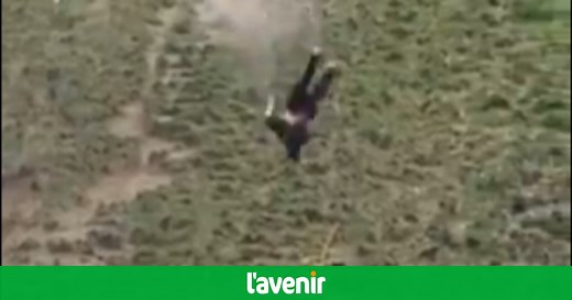 La traditionnelle course au rouleau de fromage se termine mal : victimes de violentes chutes, deux candidats finissent hospitalisés (vidéo)