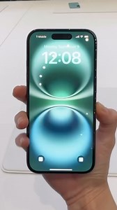 NOVO iPHONE 16 1. Tela: - Tamanho da tela: 6.1 polegadas (iPhone 16) e 6.7 polegadas (iPhone 16 Plus). - Taxa de atualização: 60 Hz - Bordas ligeiramente mais finas, oferecendo uma experiência visual mais imersiva. 2. Câmera: - Câmera principal de 48 MP: Uma melhoria significativa em relação aos modelos anteriores, com maior qualidade de imagem. - Reorganização das câmeras em alinhamento vertical, para suportar fotos e vídeos espaciais. - Capacidade de capturar conteúdo para o Apple Vision Pro e
