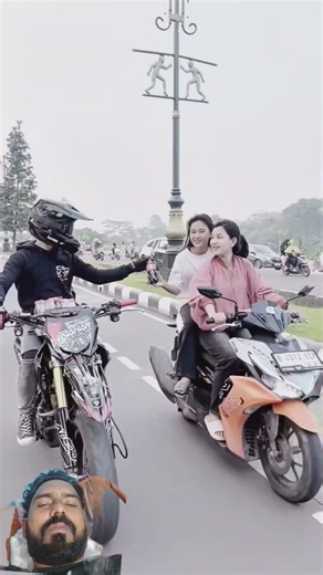 “Fake Helping Hand on Highway 🤝🏍️”#viral #memes #funny