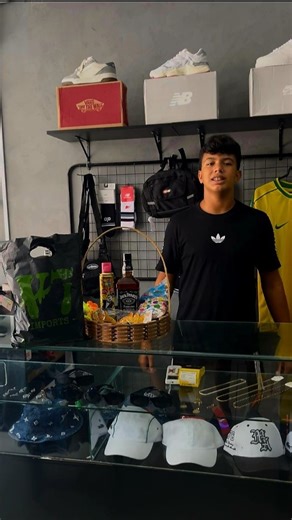 JP Batista | Jiu-Jitsu on Instagram: "🎉🔥 SORTEIO CARNA V7 🔥🎉 Carnaval é pra viver com estilo… e a V7 Imports preparou um KIT BRABO pra você curtir o bloquinho como merece! 😎✨ 🛍️ A cada R$149,90 em compras, você coloca seu nome nas urnas físicas e concorre a: 🎽 1 Kit de roupas completo e exclusivo V7 (Short + Camisa + Boné + Bag + Cordão) 🥃 1 Garrafa de Whisky lacrada (Jack Daniel’s) 🎫 1 Entrada pro Bloco OH! SORTE (Camarote do Pato + Open Bar 2h – cerveja, vodka, água e refri) 🎭 Kit de