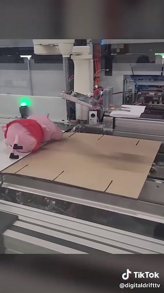 Perfectly Sized Boxes - Automated Packaging (@SparckTechnologies) #Satisfying #Tech #Cool #Viral #foryoupage #foryou #fyp