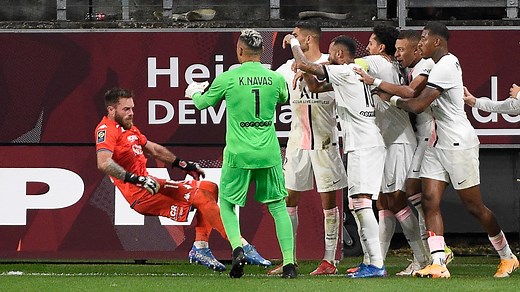 Metz-PSG: le regard chambreur de Mbappé vers Oukidja lors de la fin de match tendue