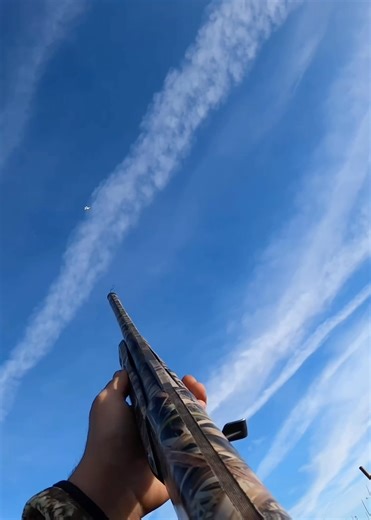 Two more completely different types of shots and birds ! #duckhunting #goosehunting ‪@bossshotshells‬